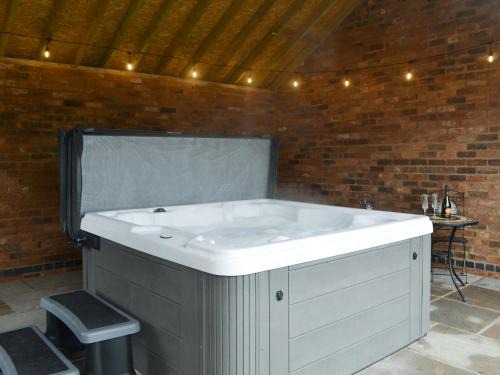 Bircotes House | Exceptional Cowslip - 4-Star Retreat with Hot Tub & Family Fun