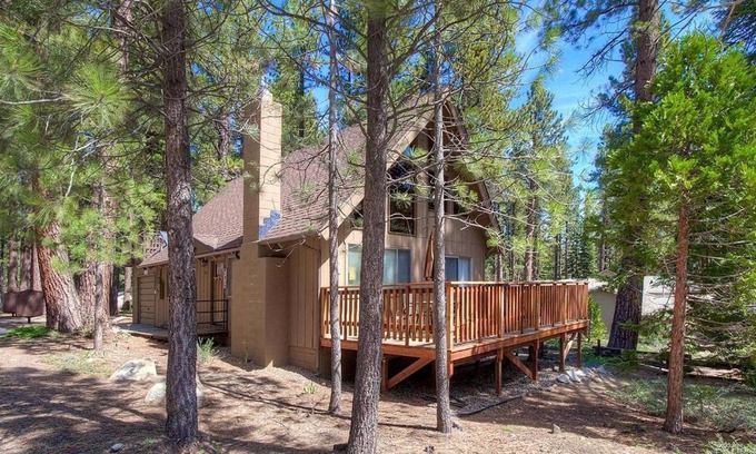 South Lake Tahoe House | Inviting Coyote Den with Kitchen Near Lake Tahoe
