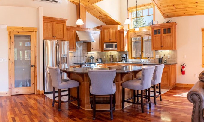 Truckee House | Pet-Friendly Coyote Run Refuge with Hot Tubs & Pool Access