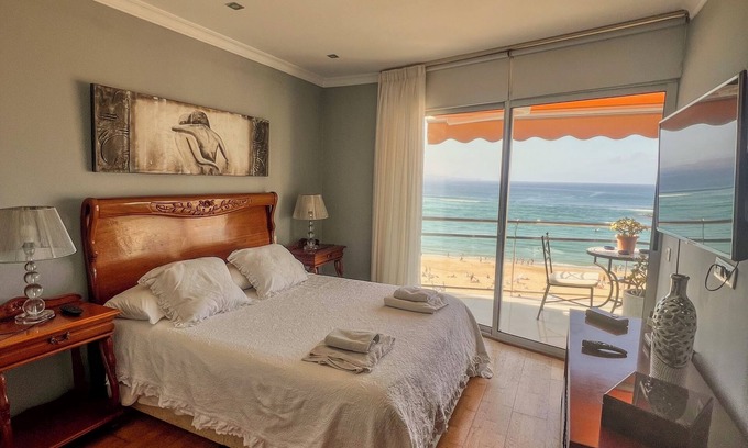 Las Palmas de Gran Canaria Apartment | Oceanfront Escape at Primera Linea en la Playa de Las Canteras