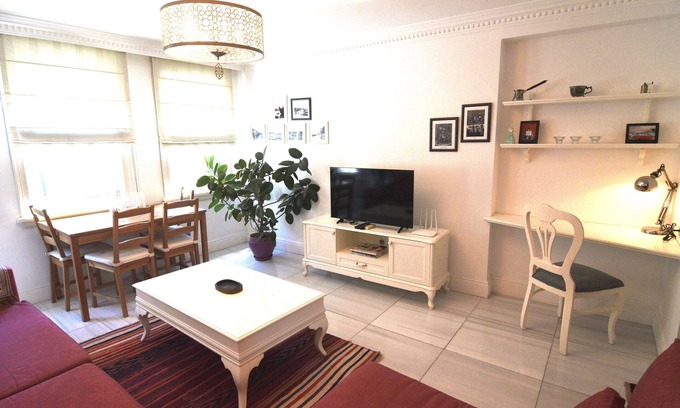 Taksim Apartment | Cozy 1-Bdr Apartment in Cihangir Neighborhood
