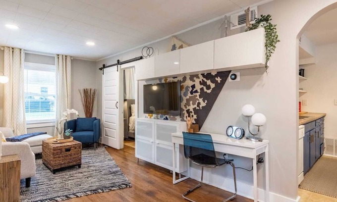 Rosedale House | Stylish 1 Bd Retreat with Gated Backyard Near KU Med