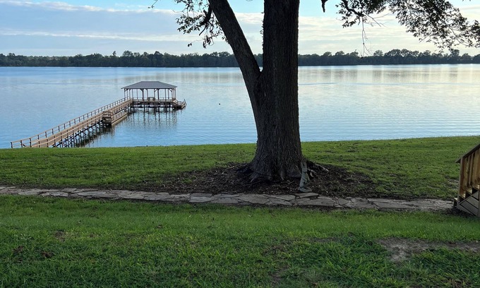 Sondheimer House | Cozy 1 bedroom, 2 queen beds with sofa couch lakefront nEagle Lake Getaway