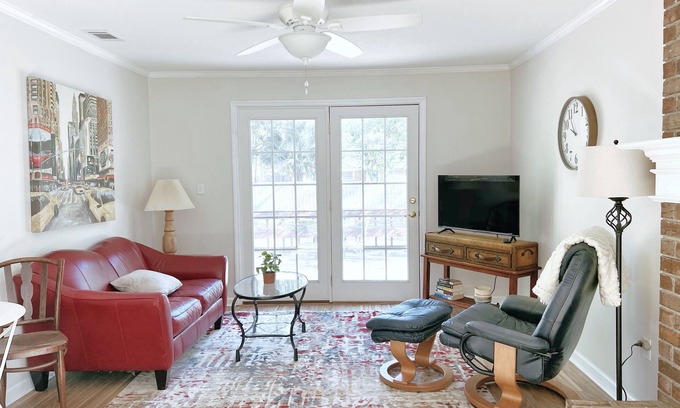 Groveland - Kensington Park Apartment | Charming 1-Bedroom Apartment in Savannah with WiFi & AC