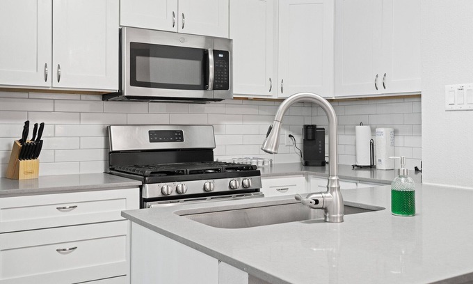 Highland Apartment | Cozy 1 Bedroom Apt in Highland Austin 2230