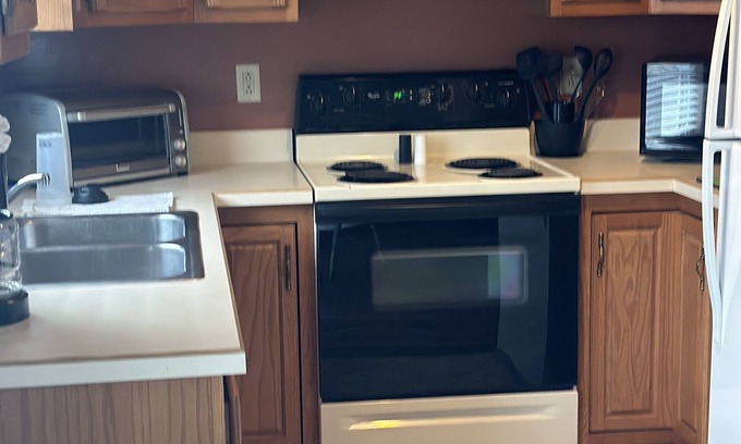 Findlay Apartment | Inviting 1 Bedroom Retreat with Spa and Hot Tub in Downtown