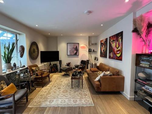 Chinatown Apartment | Charming 1 Bedroom Flat in Soho - Pet Friendly & Family Ready