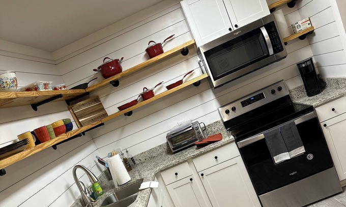 Huntsville Apartment | Inviting 1 Bedroom Oasis with Ocean View and Breakfast