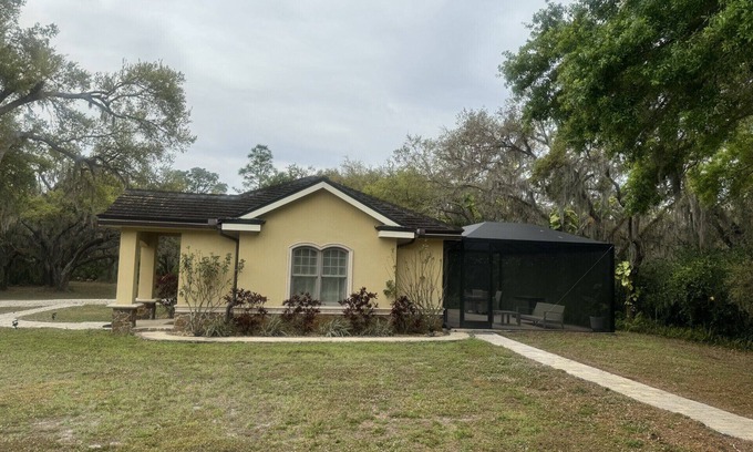 Braden River House | Charming 1-Bedroom Retreat with AC, WiFi & Hot Tub