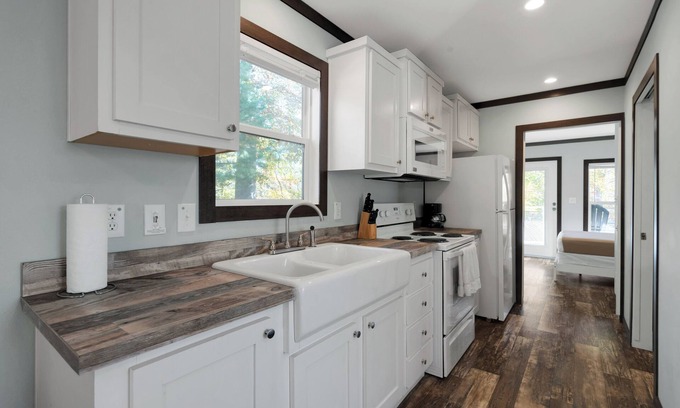 Jamestown Cabin | Pet-Friendly Tiny Home Steps from Marina with Pool Access