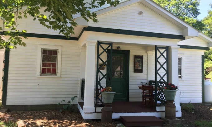 North Bennington House | Charming 1 Bedroom Farm Stay Cottage with Pool & Kitchen