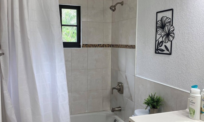 Bodden Town Apartment | Cozy 1-bedroom with WiFi and AC in charming Bodden Town