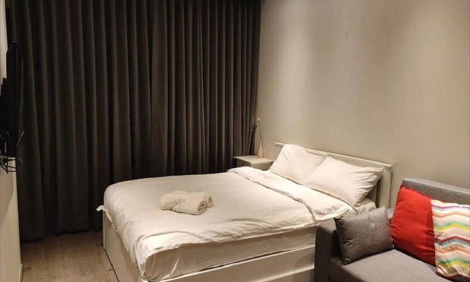 Bangkok Central Business District Apartment | Impressive City Center 1BR with Skytop Pool & Gym