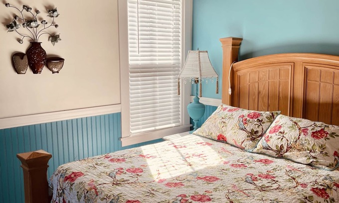 Kennebunk Apartment | Inviting 1890 Cottage Studio with Hot Tub in Downtown Kennebunk