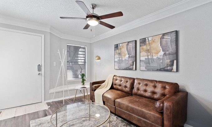 Brentwood Apartment | Cozy 1B City Skyline View Pool Near Downtown