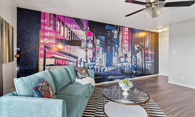South Lamar Apartment | Inviting 1B with King Bed & Balcony View of Downtown ATX