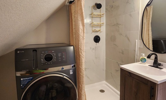 La Crosse House | Cozy 1bd upper unit w/Beautiful Kitchen, Laundry, & WiFi in marvelous LaCrosse