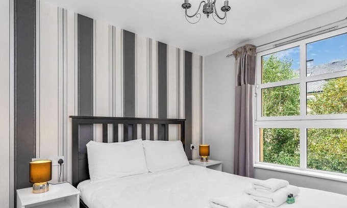 Old Town Apartment | Inviting 1BR-1BA near Holyrood Palace with Parking