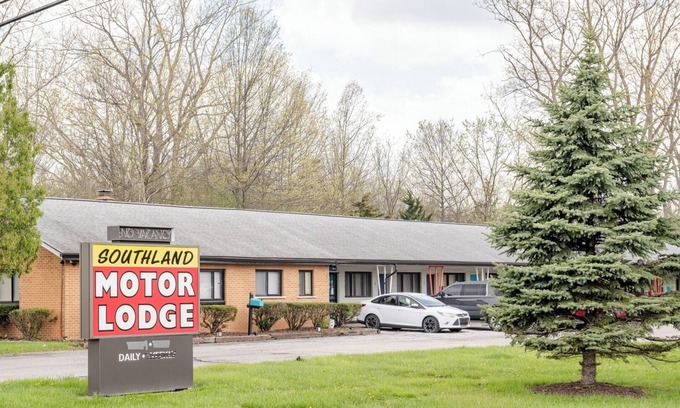 Riverview Apartment | Cozy 1BR Apt | AC and Parking | Brownstown