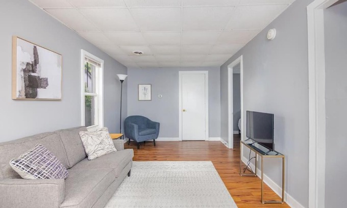 West Des Moines Apartment | Pet-Friendly 1BR Retreat with Free Parking in Valley Junction