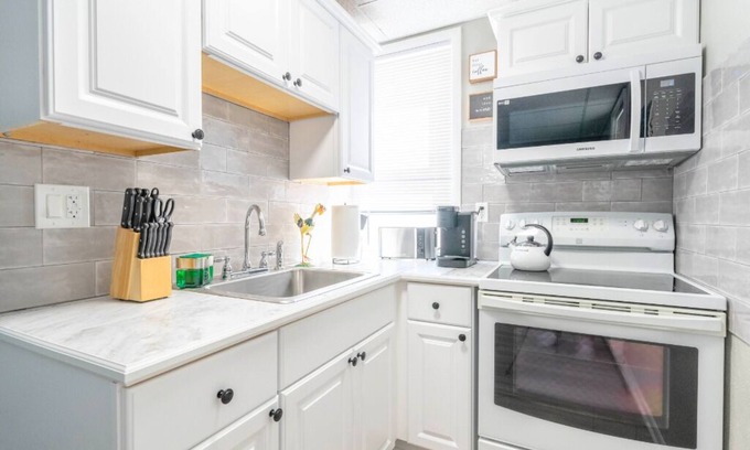 Cape May - Wildwood Condo | Cozy 1BR Near Boardwalk | Walk to Beach + WiFi