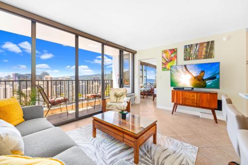 Waikiki Apartment | Inviting Ocean View Condo with Pool Near Beach & Parking