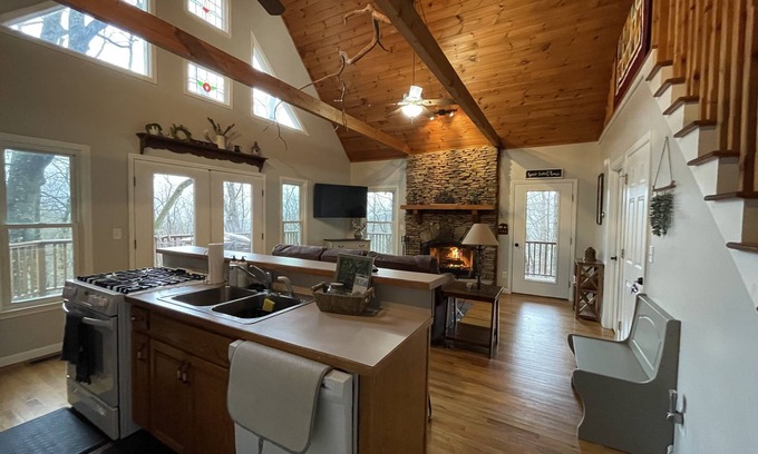 Walnut Mountain Cabin | Tranquil 2/2 Retreat Amid Trees & Mountains - Rated 9.8
