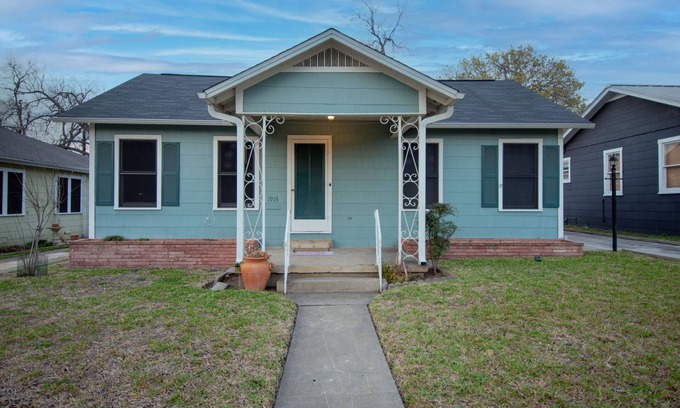Highland Park House | Inviting 2 Bdrm Pet-Friendly Home Near Downtown Attractions