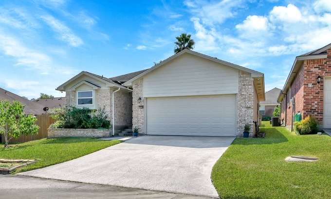 April Sound House | Pet-Friendly 2 Bedroom Retreat in a Serene Neighborhood