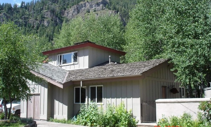Ketchum Apartment | Ideal 2 Bed Retreat: Steps to Ski-Lifts & Downtown Fun
