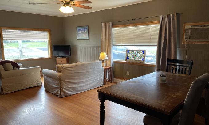Pomeroy House | Comfortable 2-Bedroom Retreat with Ocean View Amenities
