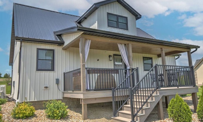 Millersburg Cottage | Charming 2 Bed/Bath Cottage with Private Hot Tub & Spa