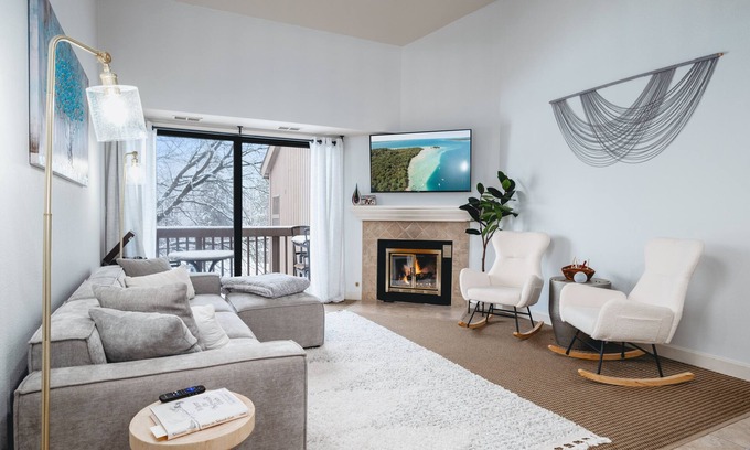 Acme Condo | Inviting Golf Course Condo - Steps from the Beach!