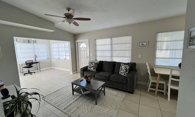 Bradenton Apartment | Ideal 2-Bed Retreat Near Anna Maria Island with Ocean View
