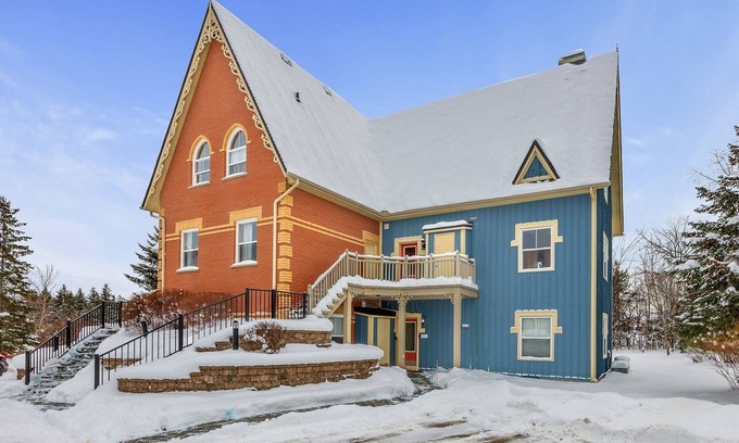 The Blue Mountains Ski Chalet | Inviting 2 Bedroom Condo with Pool & Ocean View