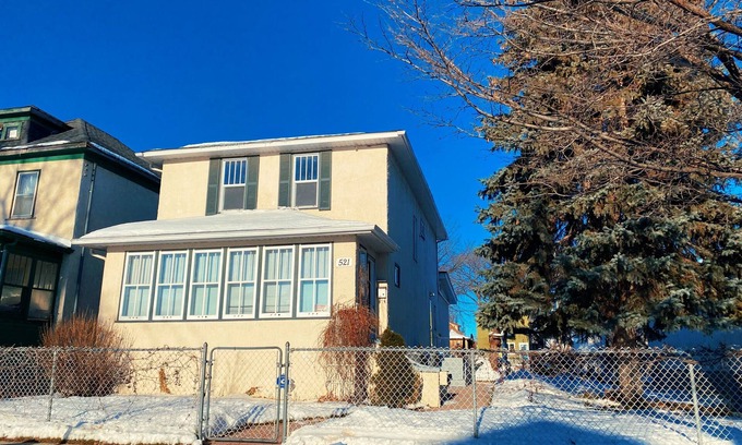 Winnipeg House | Inviting 2 Bedroom Retreat Near Downtown with Ocean View