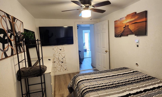 Los Angeles Apartment | Cozy 2-bedroom apartment in charming Los Angeles with AC