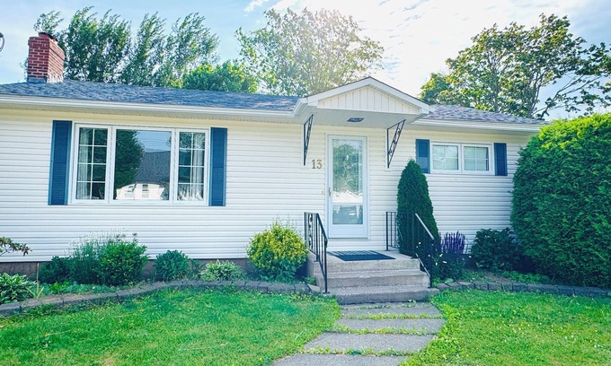Moncton Apartment | Cozy 2 bedroom apartment with yard, big lounge