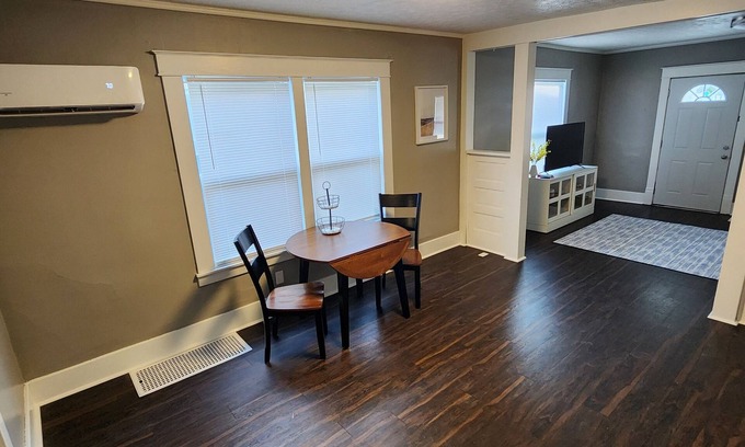 Kokomo Apartment | Cozy 2-bedroom apartment in charming Kokomo with AC, WiFi