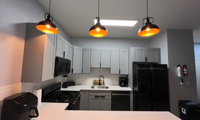 Ampere Apartment | Cozy 2-bedroom apartment in charming Newark with WiFi & AC