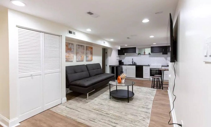 Northeast House | Elegant 2-Bedroom Retreat in the Heart of DC with Free Parking