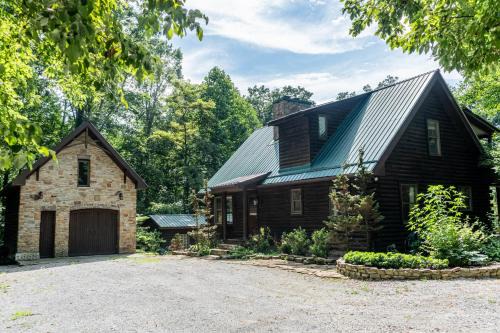 Monterey House | Charming 2 Bedroom Cabin in a Serene Wooded Retreat