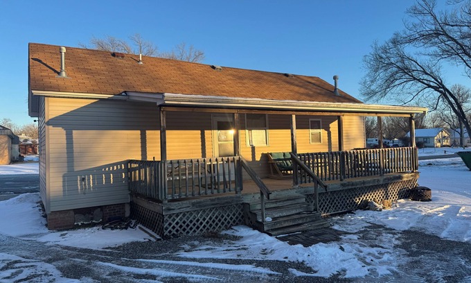 Howard Cabin | Cozy 2-bedroom cabin with Small Town Charm and Convenience
