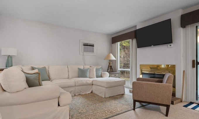 Acme Apartment | Inviting 2 Bedroom Condo at GTR with Kitchen & Breakfast!