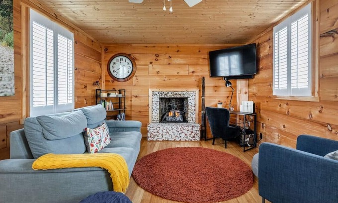 Lakeside Cottage | Inviting 2-Bedroom Cottage by Bantam Lake with Breakfast