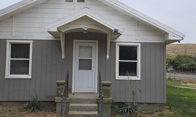 Huntington House | Cozy 2-bedroom Hideaway in Huntington with AC