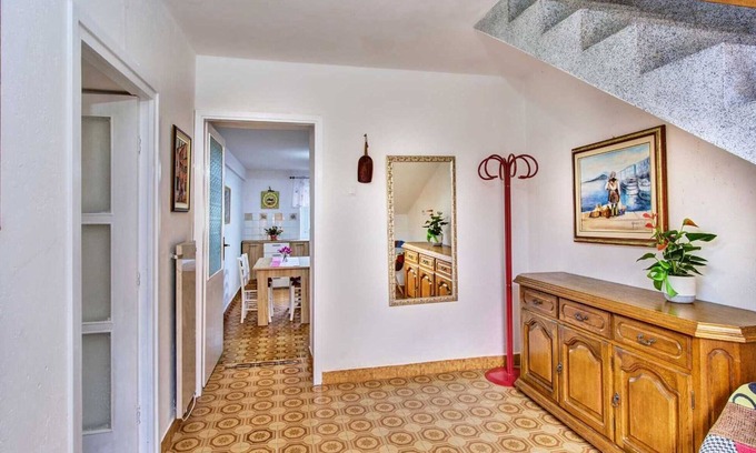Cove Murtar Villa | Cozy 2-Bedroom Holiday Retreat Sleeps 4 - Pet Friendly