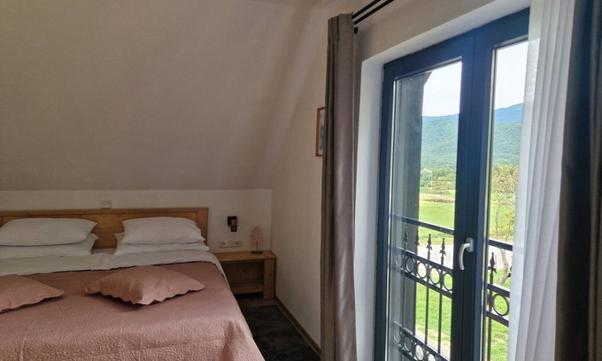 Vrelo Korenicko House | Cozy 2-bedroom house with WiFi, AC in beautiful Korenica