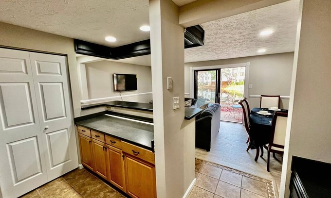 Mount Vernon Apartment | Inviting 2 Bedroom Retreat in Alexandria, VA for Families