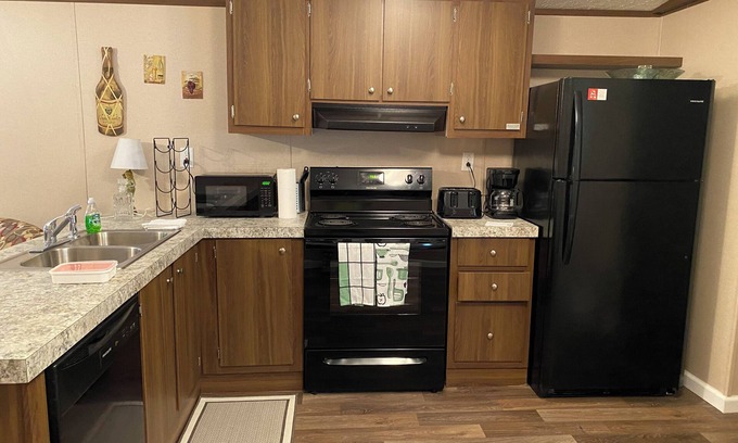 Camp Swift House | Cozy 2-bedroom mobile home with AC and WiFi in wonderful Bastrop.